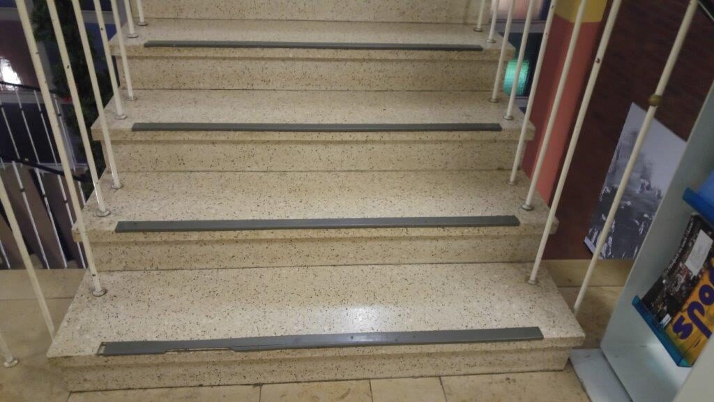 Treppe im CVJM-Haus rutschhemmend nachgerüstet