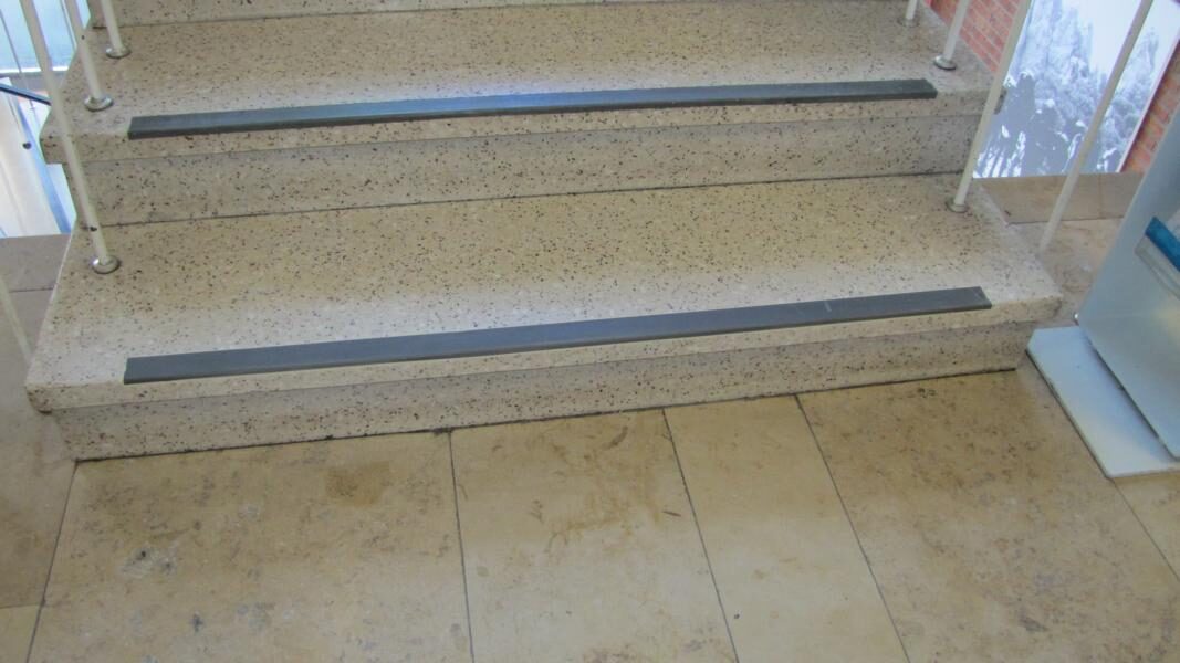 Treppe im CVJM-Haus rutschhemmend nachgerüstet
