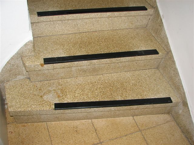 Drei Treppenläufe in einem Verwaltungsgebäude rutschhemmend nachgerüstet