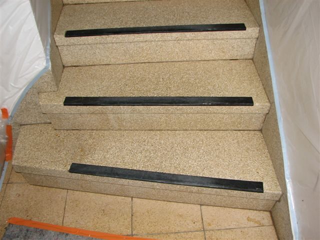 Drei Treppenläufe in einem Verwaltungsgebäude rutschhemmend nachgerüstet