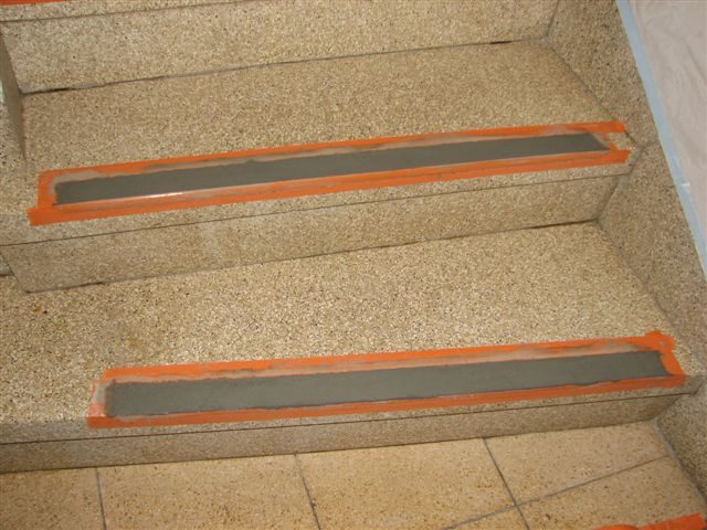 Drei Treppenläufe in einem Verwaltungsgebäude rutschhemmend nachgerüstet
