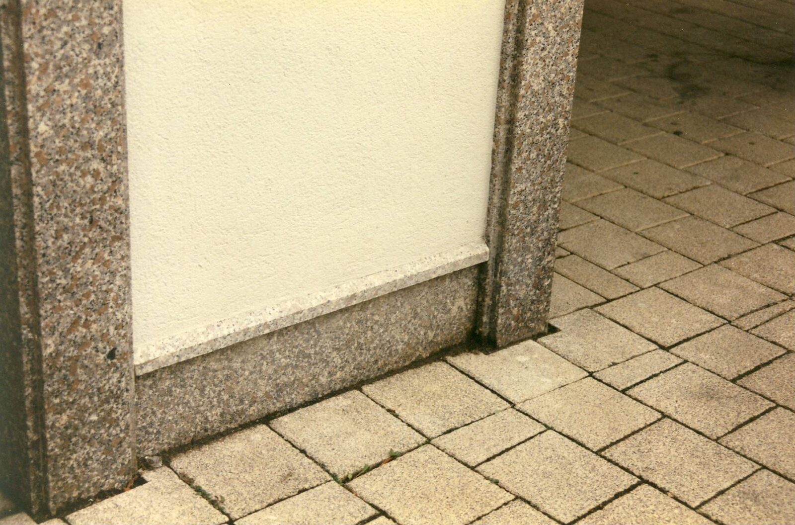 Ladeneingang mit Granitgewände