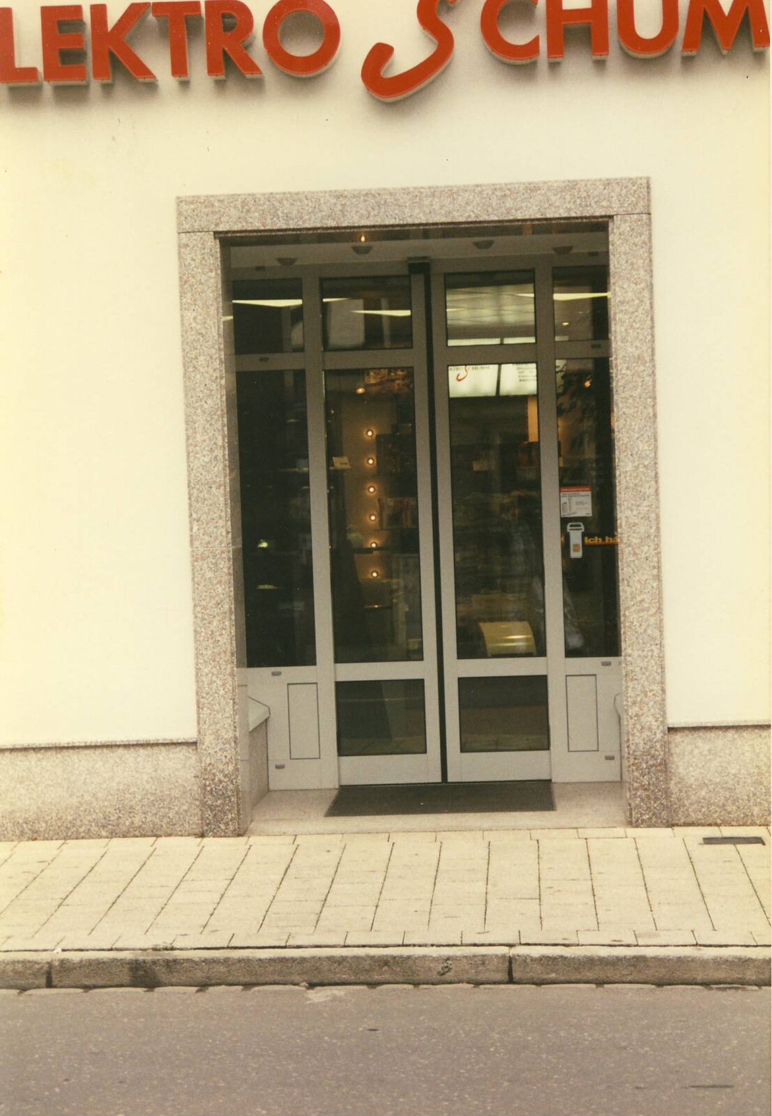 Ladeneingang mit Granitgewände