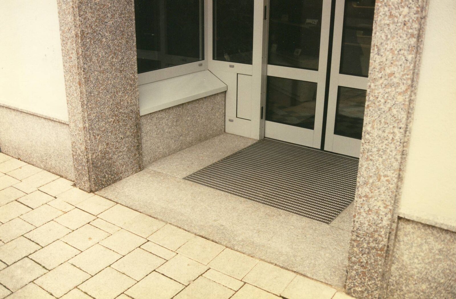 Ladeneingang mit Granitgewände