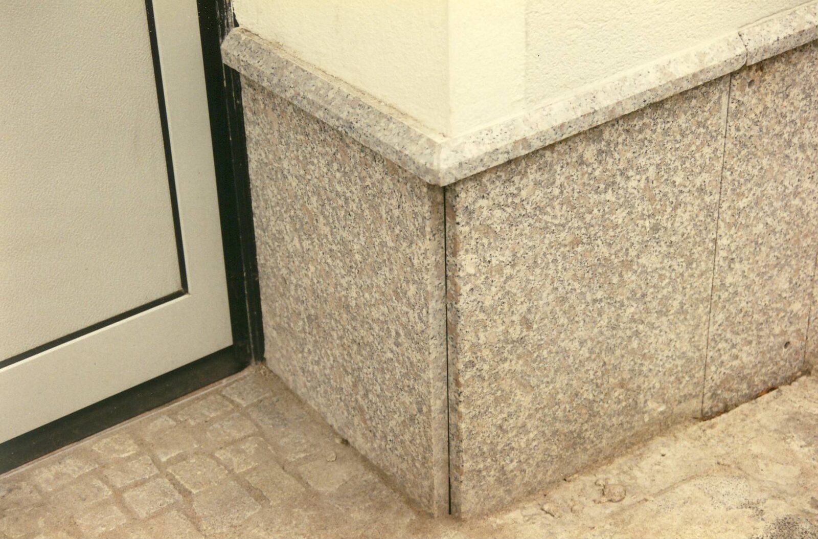 Ladeneingang mit Granitgewände