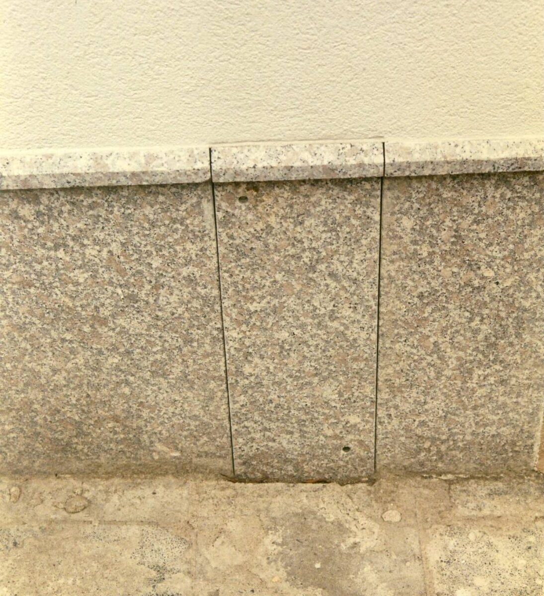 Ladeneingang mit Granitgewände