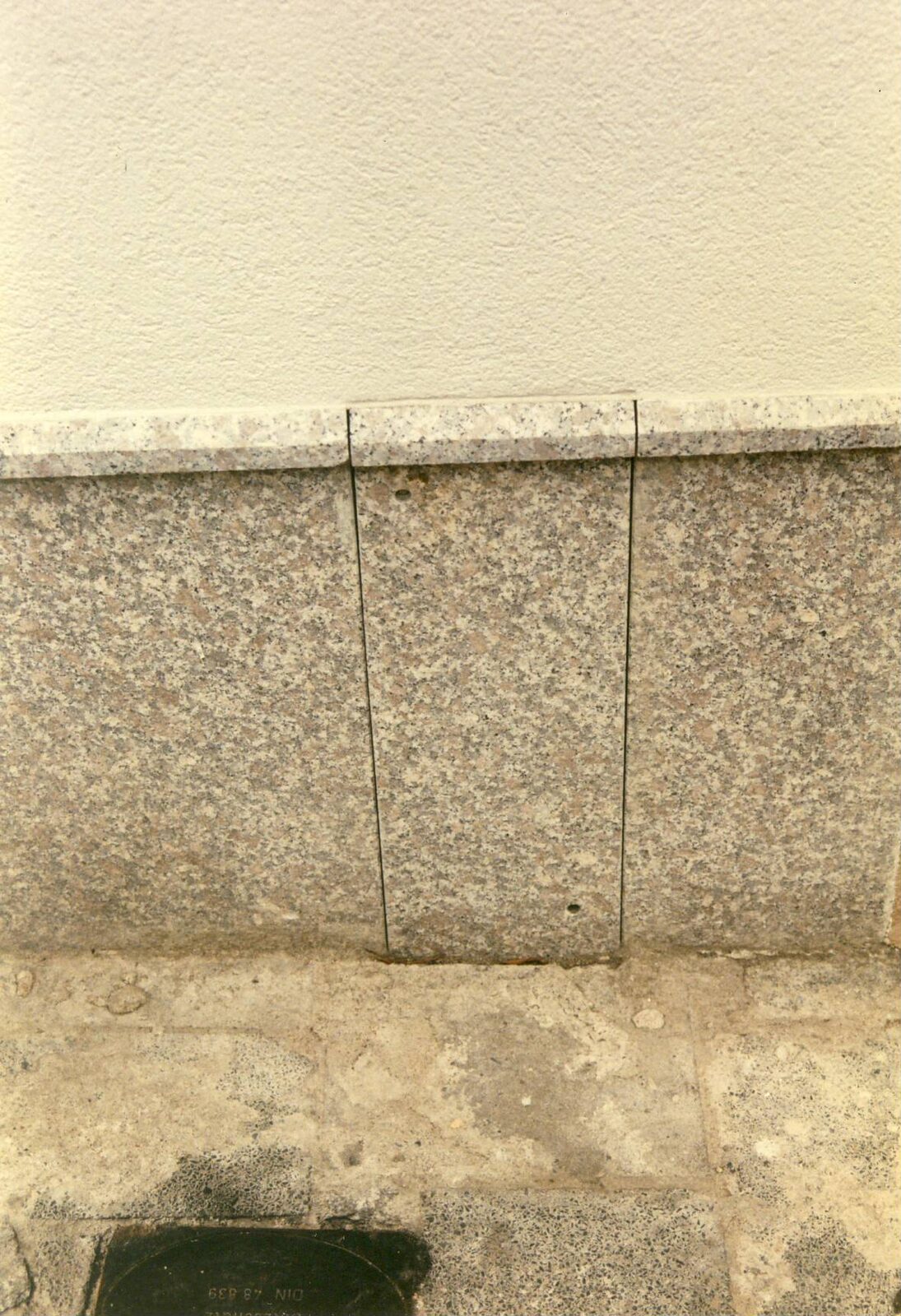 Ladeneingang mit Granitgewände