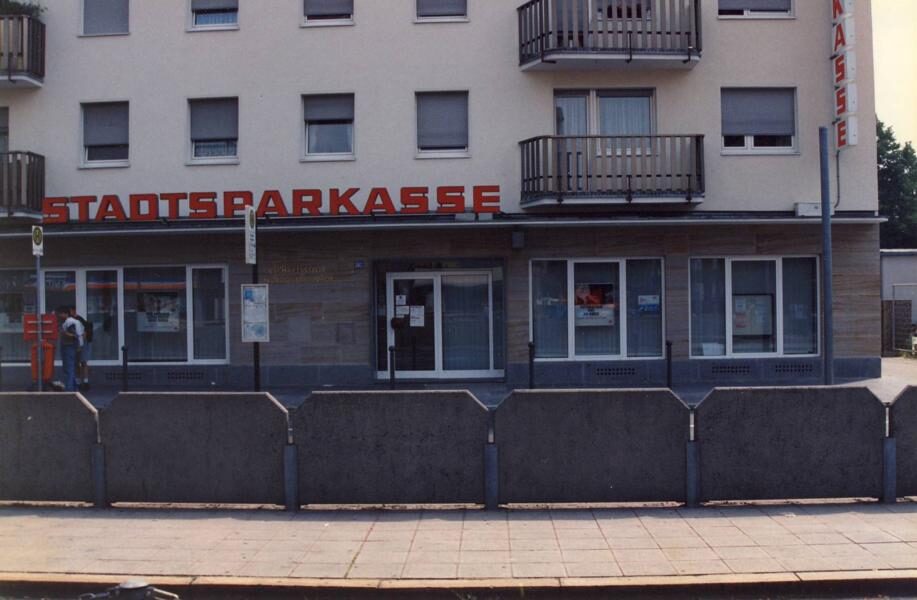Natursteinfassade an einem Sparkassengebäude