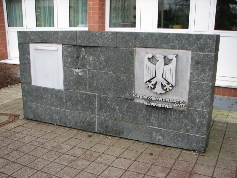Gerissene Fassadenplatten an einem Verwaltungsgebäude ersetzt