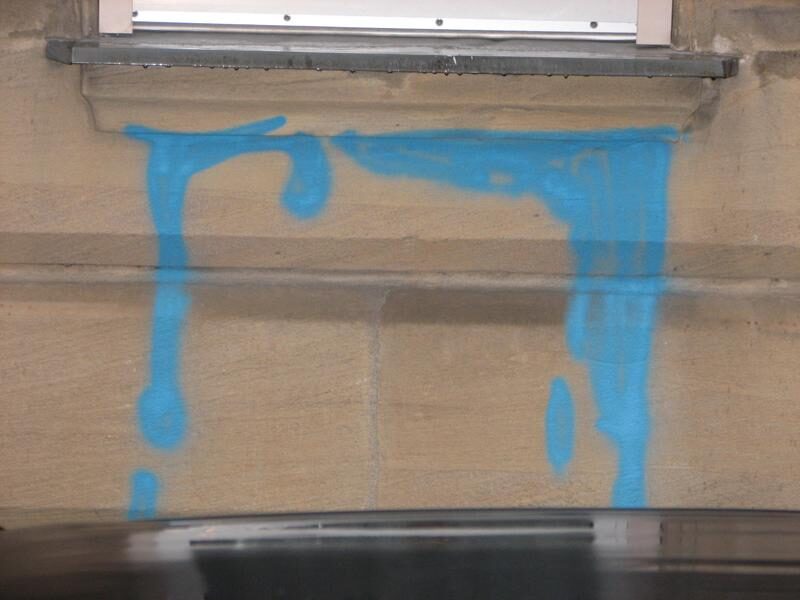 Blaue Farbe von Sandsteinsockel und Gesims entfernt