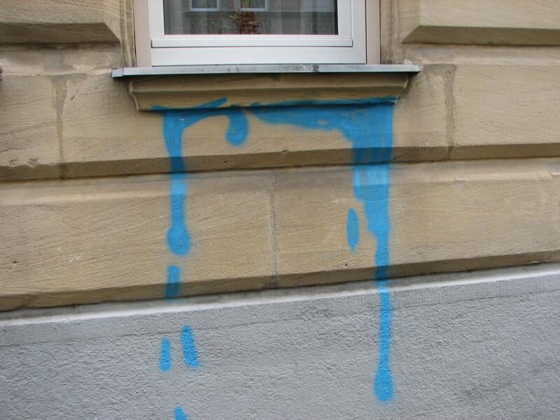 Blaue Farbe von Sandsteinsockel und Gesims entfernt
