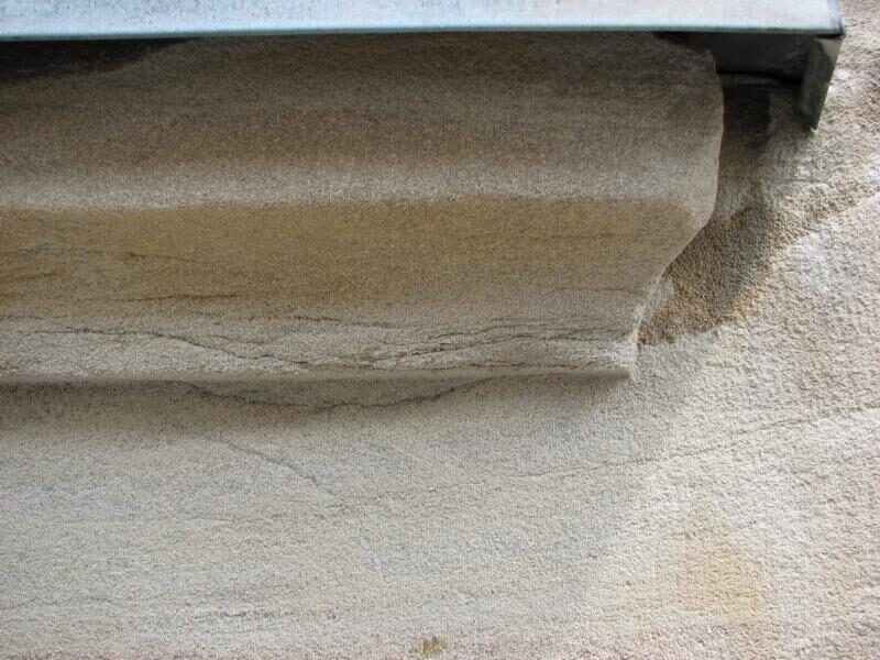 Blaue Farbe von Sandsteinsockel und Gesims entfernt