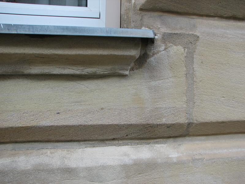 Blaue Farbe von Sandsteinsockel und Gesims entfernt