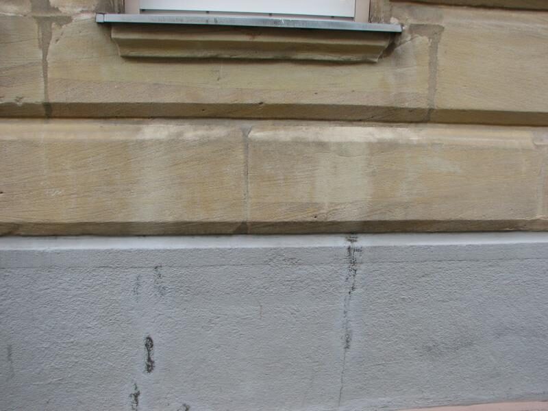 Blaue Farbe von Sandsteinsockel und Gesims entfernt