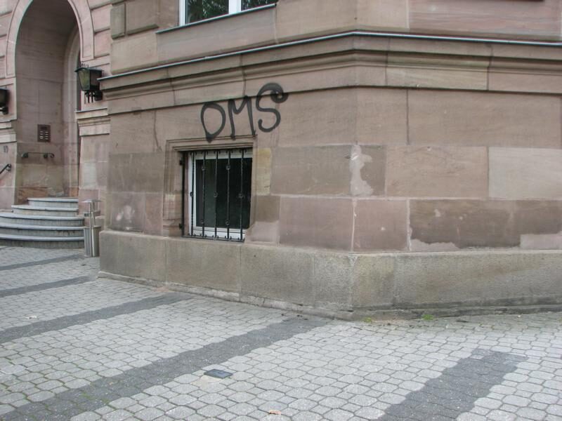 Besprühte Hausecke in der Innenstadt gereinigt