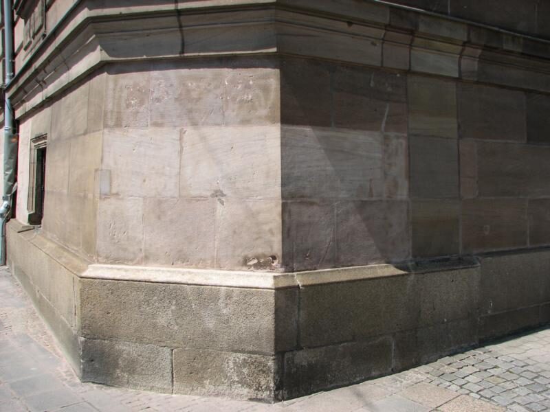 Besprühte Hausecke in der Innenstadt gereinigt