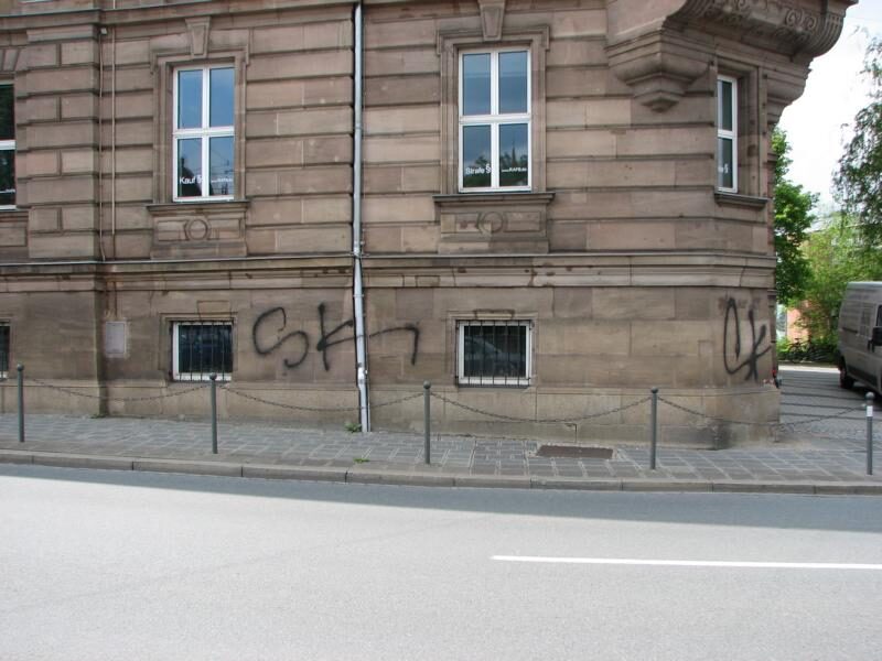 Besprühte Hausecke in der Innenstadt gereinigt