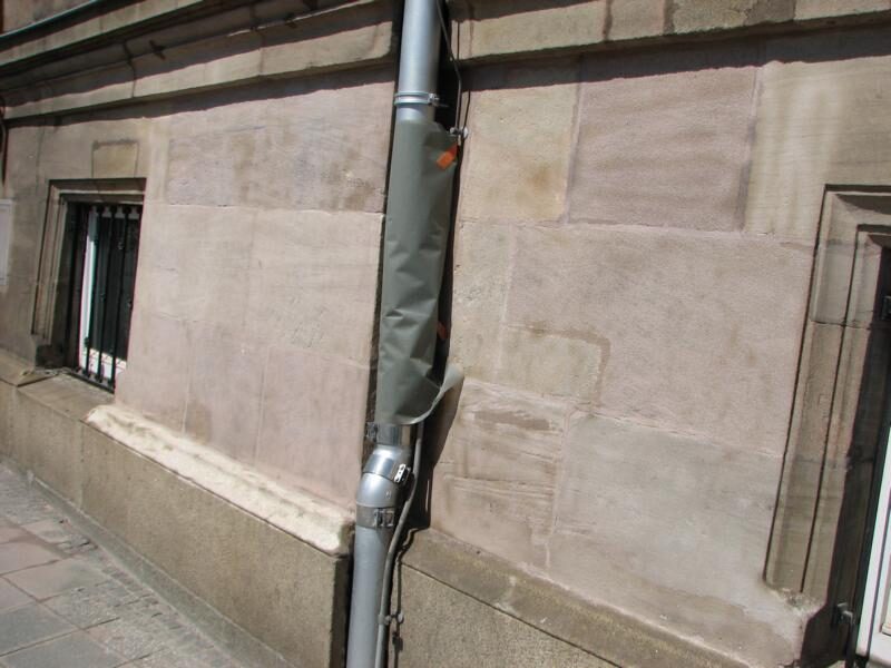 Besprühte Hausecke in der Innenstadt gereinigt