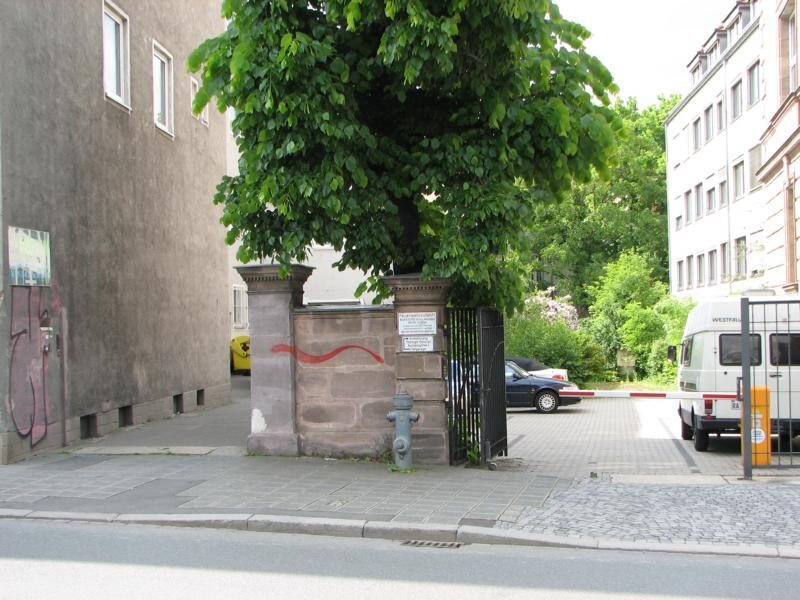 Besprühte Hausecke in der Innenstadt gereinigt