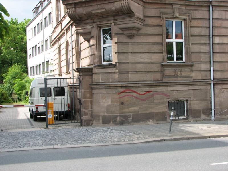 Besprühte Hausecke in der Innenstadt gereinigt