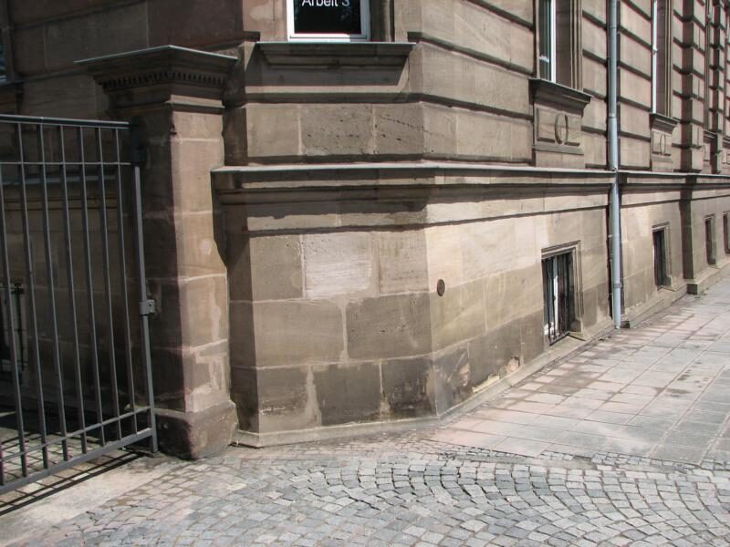 Besprühte Hausecke in der Innenstadt gereinigt