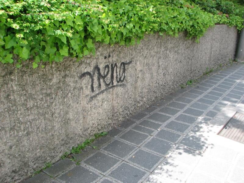 Besprühte Hausecke in der Innenstadt gereinigt