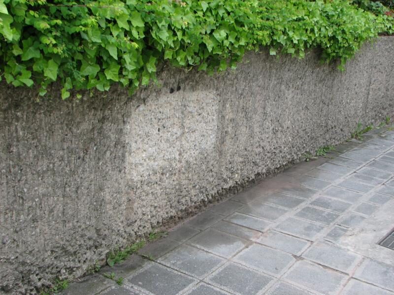 Besprühte Hausecke in der Innenstadt gereinigt
