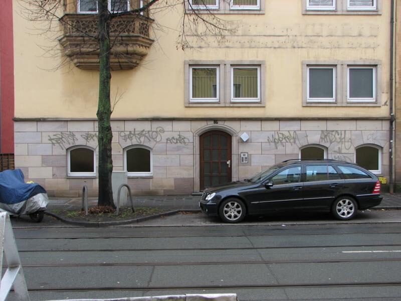 Sandsteinfassade großflächig von Farbe befreit