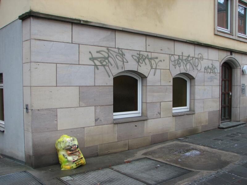 Sandsteinfassade großflächig von Farbe befreit