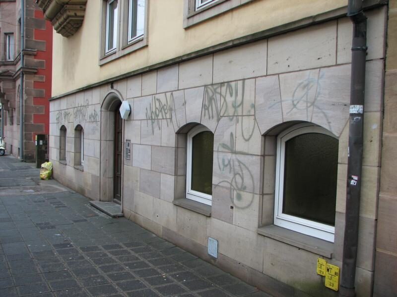 Sandsteinfassade großflächig von Farbe befreit