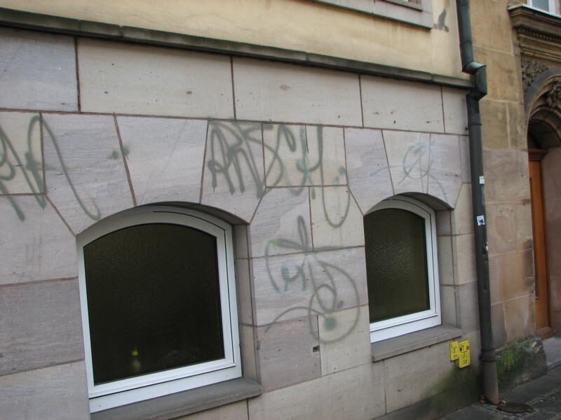Sandsteinfassade großflächig von Farbe befreit