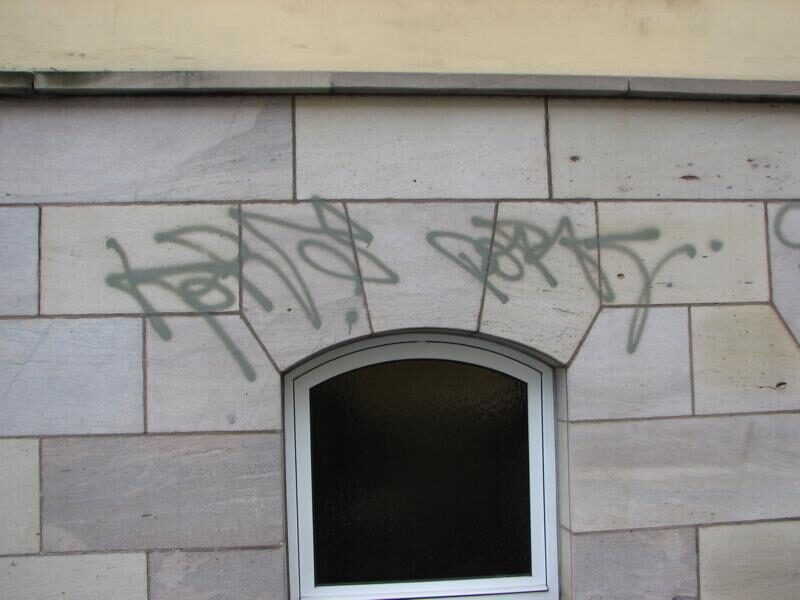 Sandsteinfassade großflächig von Farbe befreit