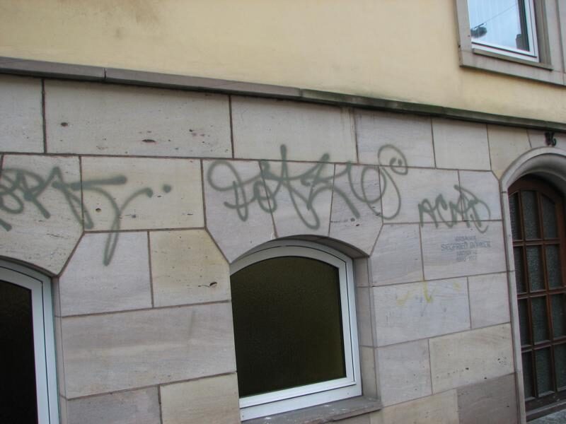 Sandsteinfassade großflächig von Farbe befreit