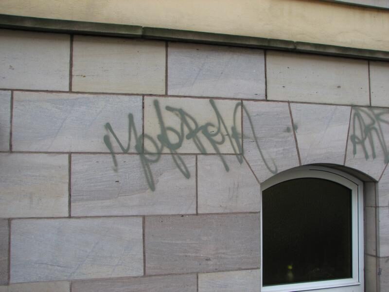Sandsteinfassade großflächig von Farbe befreit