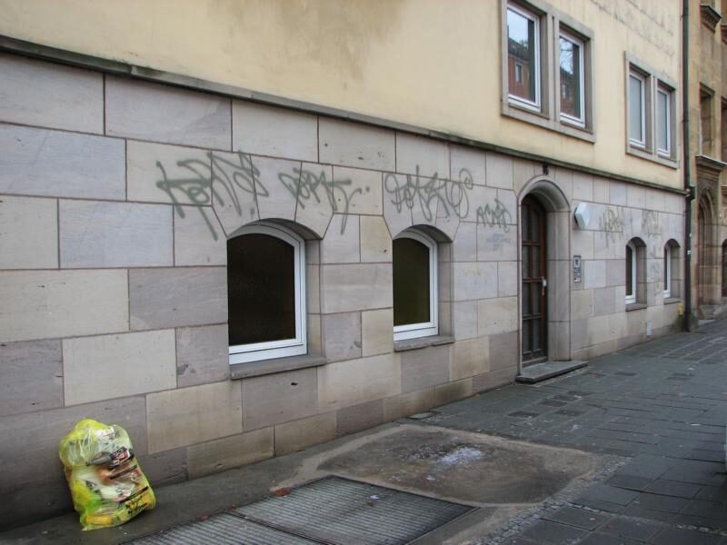 Sandsteinfassade großflächig von Farbe befreit