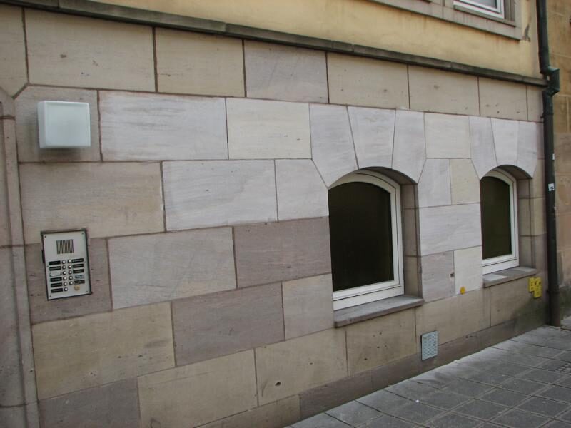 Sandsteinfassade großflächig von Farbe befreit