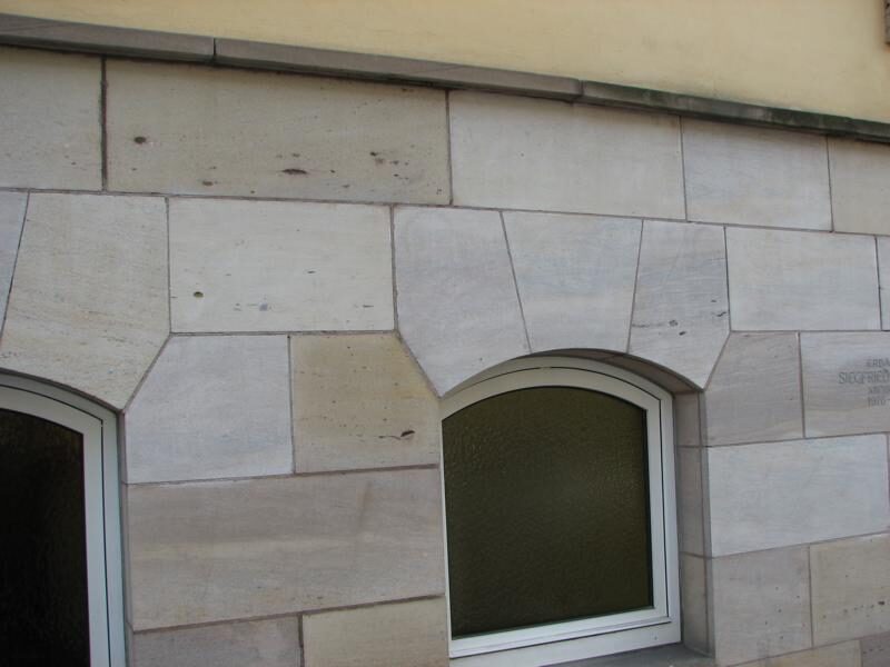 Sandsteinfassade großflächig von Farbe befreit