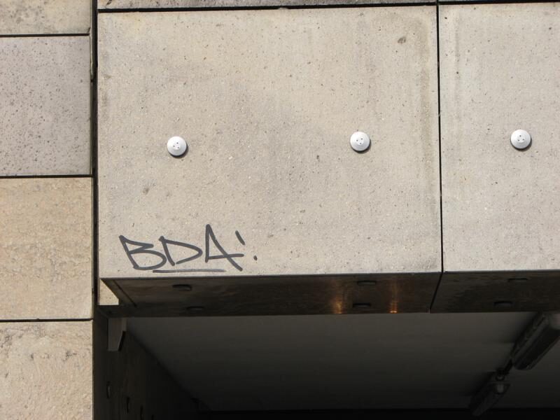 Verwaltungsgebäude: Tags von Naturstein entfernt