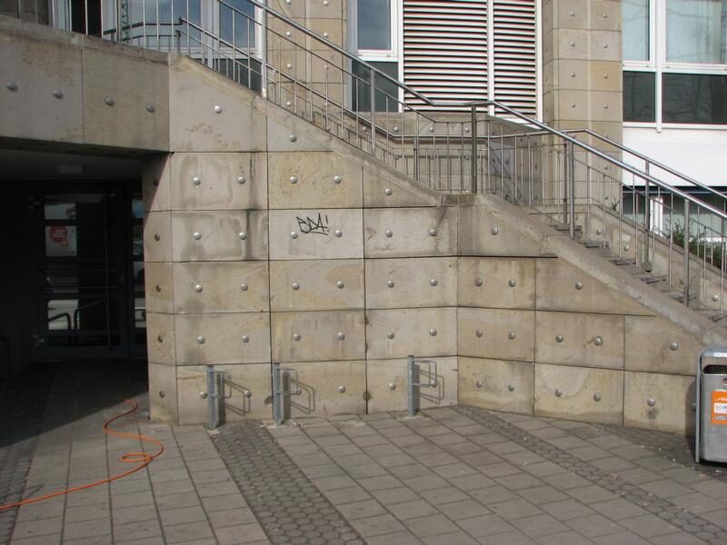 Verwaltungsgebäude: Tags von Naturstein entfernt