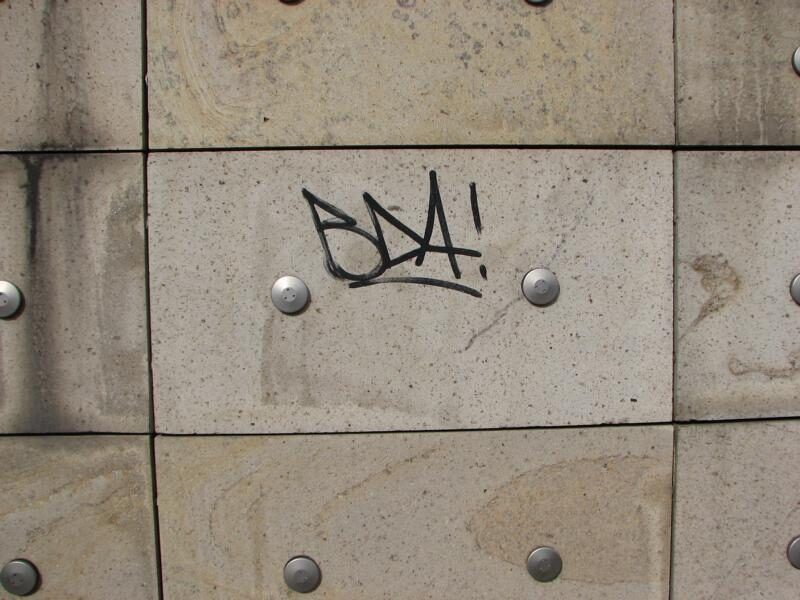 Verwaltungsgebäude: Tags von Naturstein entfernt