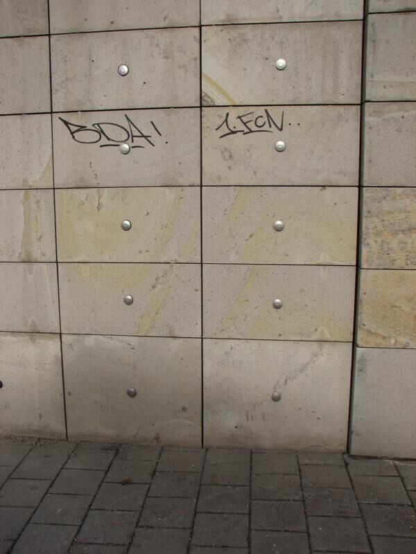 Verwaltungsgebäude: Tags von Naturstein entfernt
