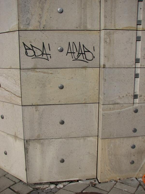 Verwaltungsgebäude: Tags von Naturstein entfernt