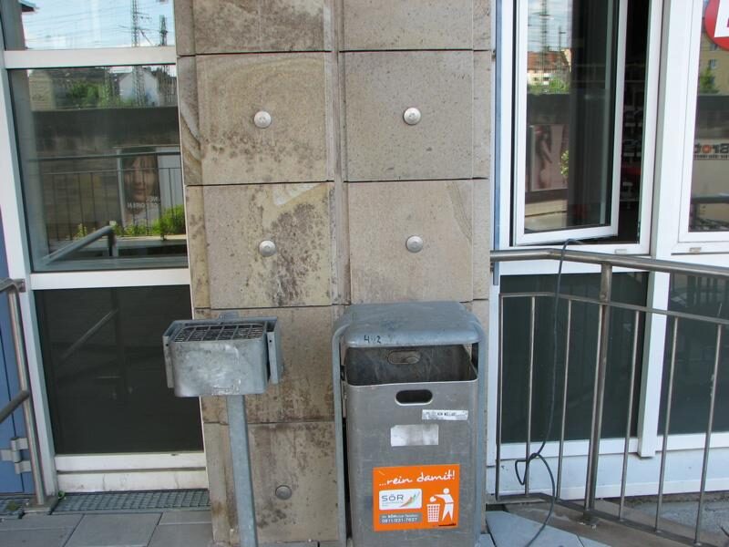 Verwaltungsgebäude: Tags von Naturstein entfernt