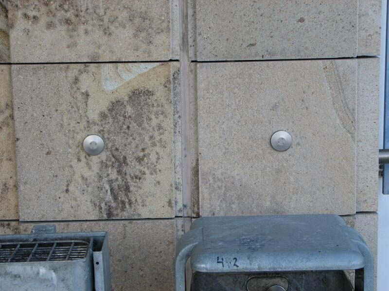 Verwaltungsgebäude: Tags von Naturstein entfernt