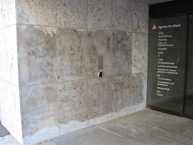 Graffiti von einer Fassade in Würzburg abgenommen