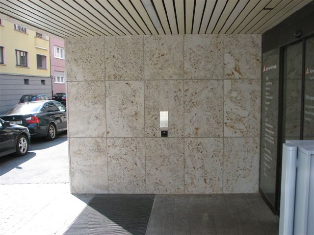 Graffiti von einer Fassade in Würzburg abgenommen