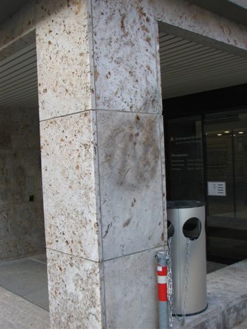 Graffiti von einer Fassade in Würzburg abgenommen