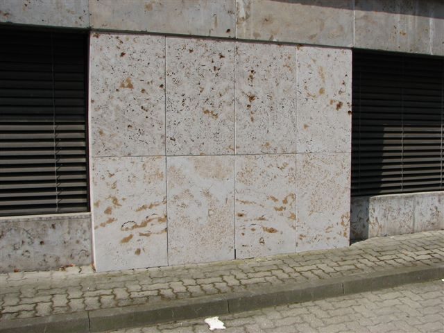 Graffiti von einer Fassade in Würzburg abgenommen