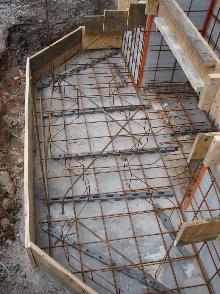 Freitreppe am Haupteingang neu aufgebaut