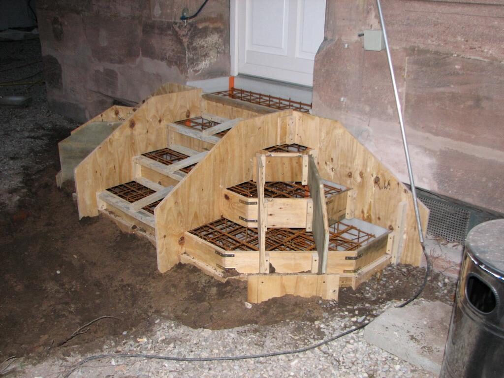 Freitreppe am Haupteingang neu aufgebaut